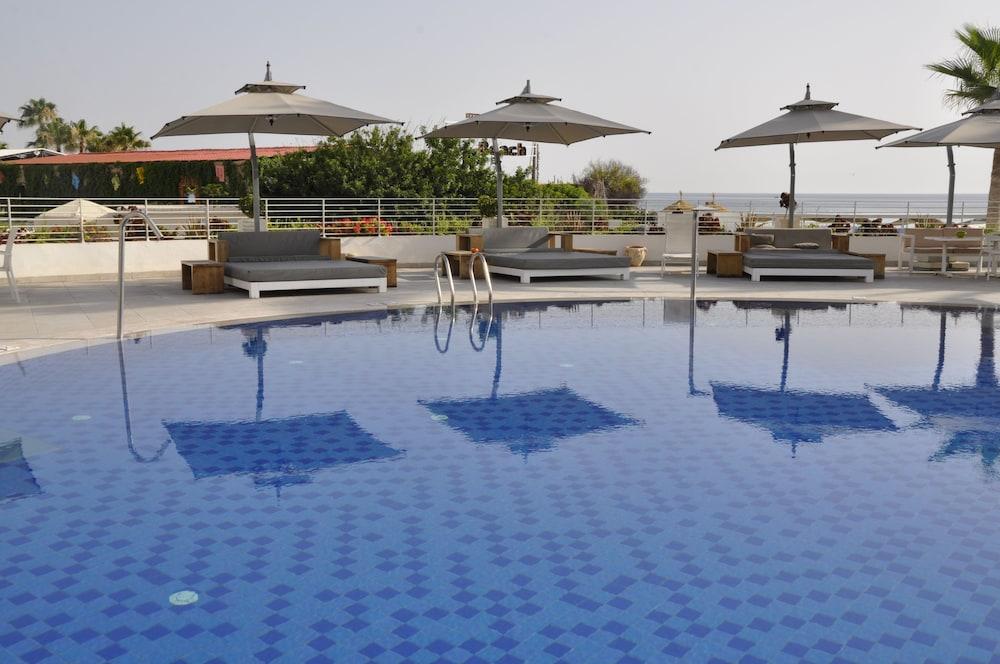 Sousse Pearl Marriott Resort & Spa Esterno foto Rooftop pool at the hotel