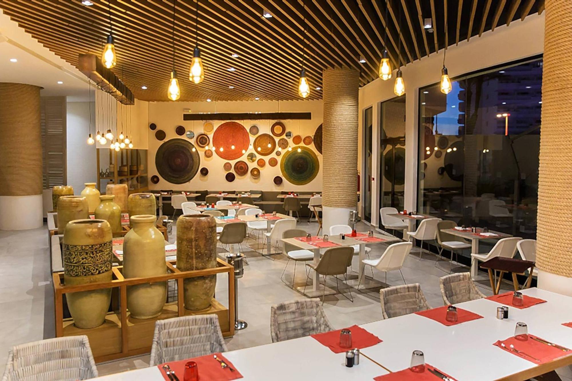 Sousse Pearl Marriott Resort & Spa Esterno foto The interior of a typical restaurant